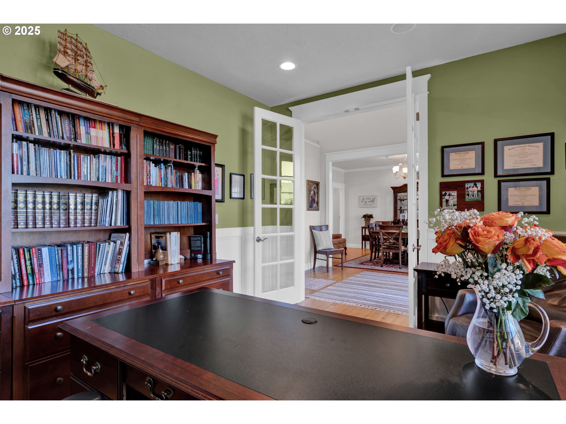 685 St Andrews Loop Creswell, OR 97426 - Photo 8 of 47 a living room with furniture and a book shelf