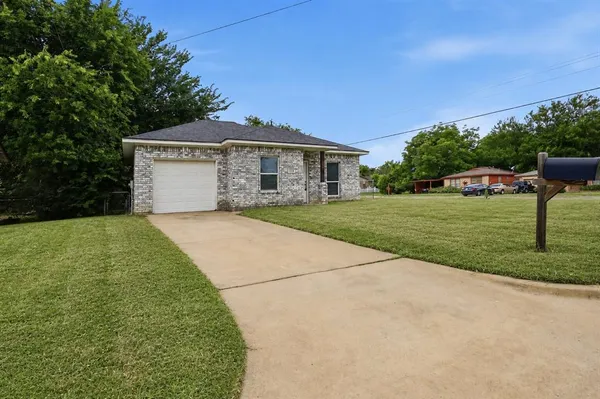 $1,595 | 1315 Joslin Street, Cleburne, TX 76033