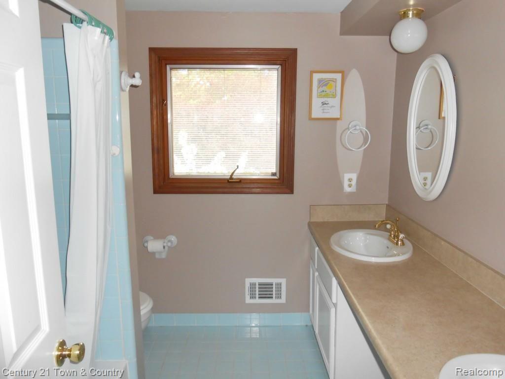 2408 Chalet Drive Rochester, MI 48309 - Photo 39 of 49 Guest Bath 1.jpg