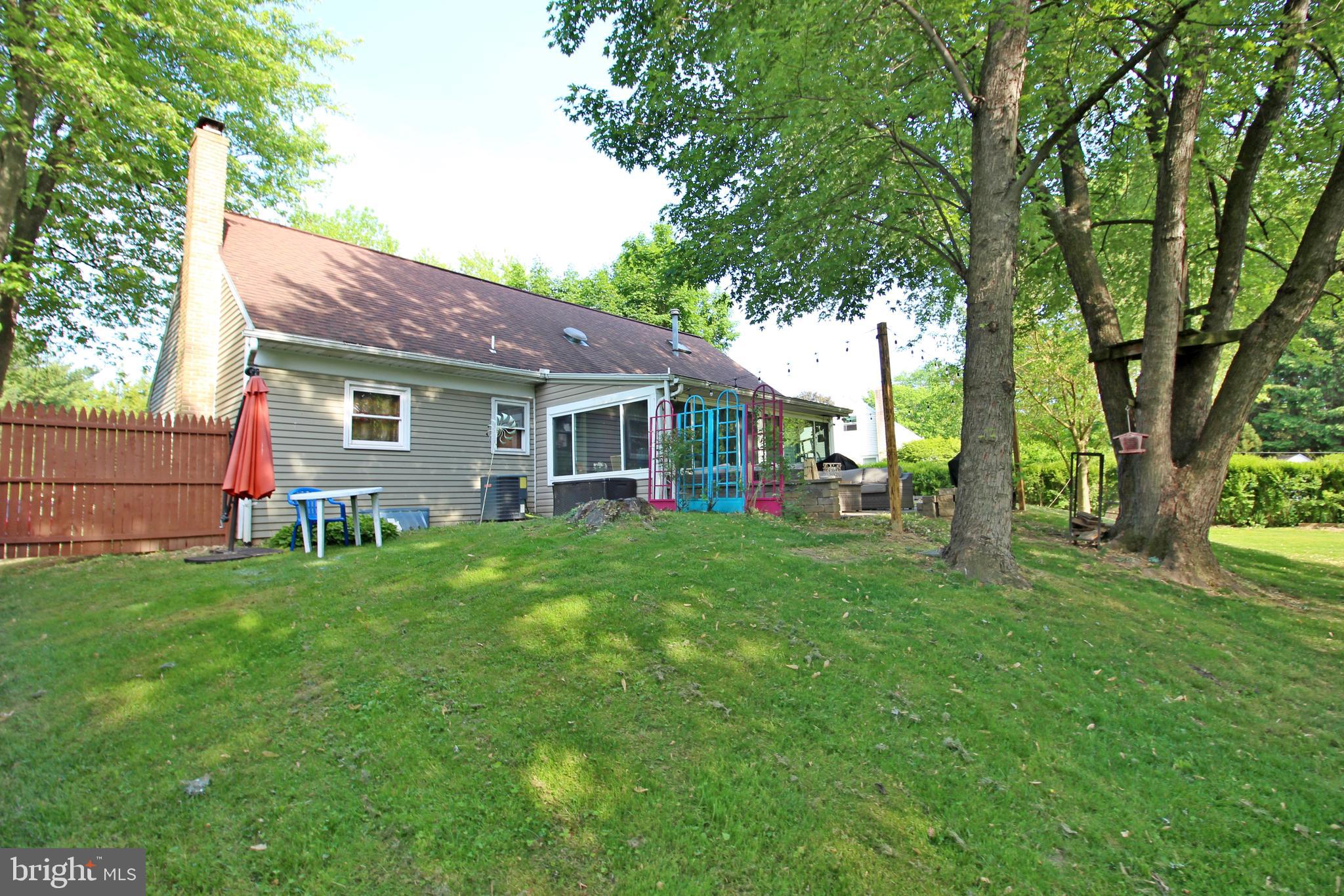 208 Cardinal Road Lititz, PA 17543 - Photo 38 of 40 a view of a house with backyard and garden