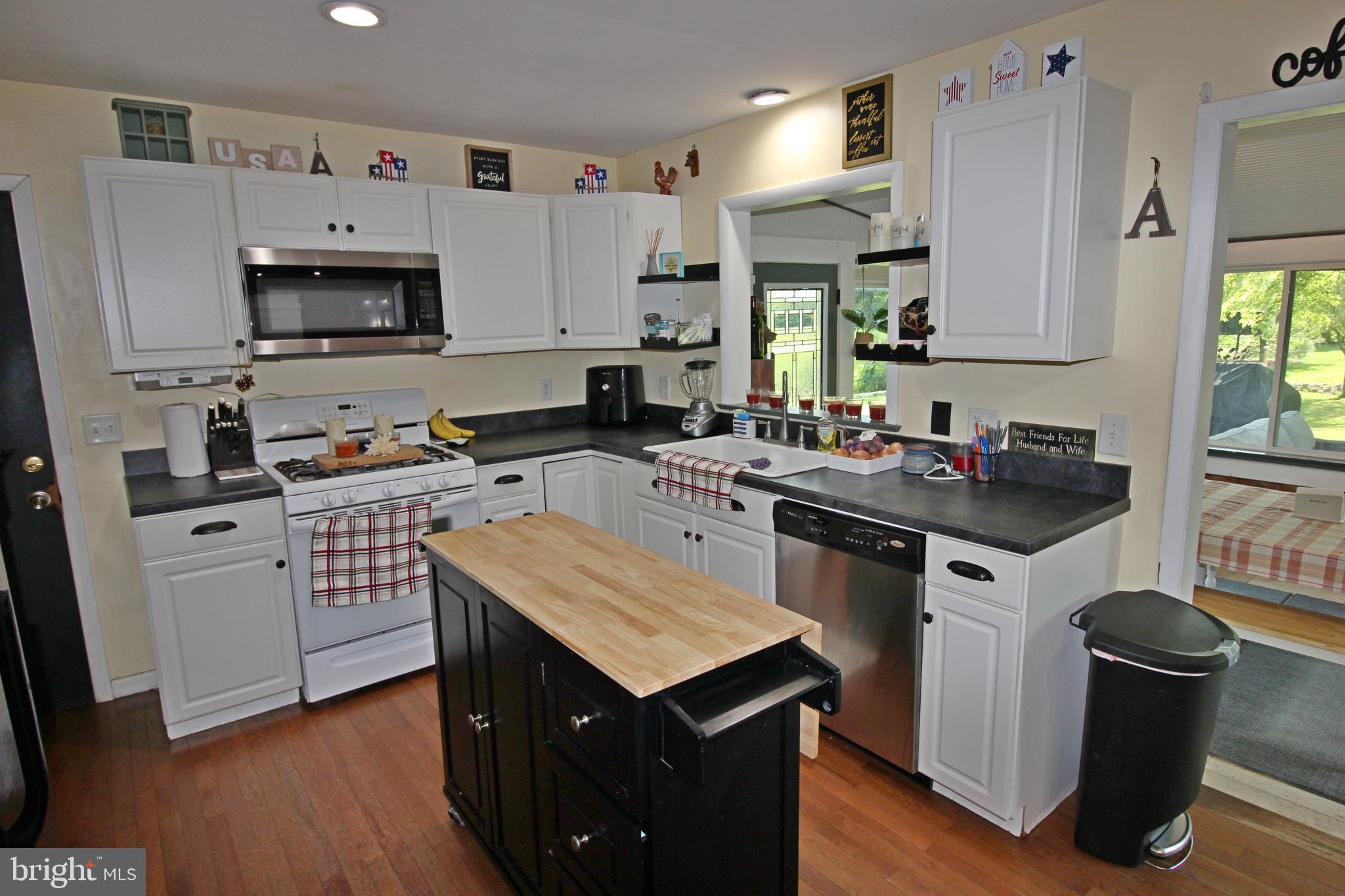208 Cardinal Road Lititz, PA 17543 - Photo 10 of 40 a kitchen with a stove a sink and a refrigerator