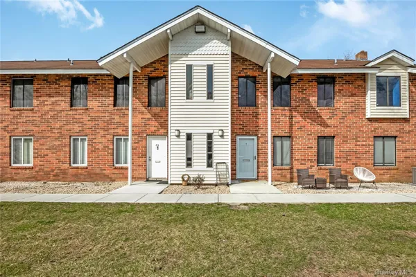 $189,900 | 8 Cheyenne Court, Unit 8, Coram, NY 11727