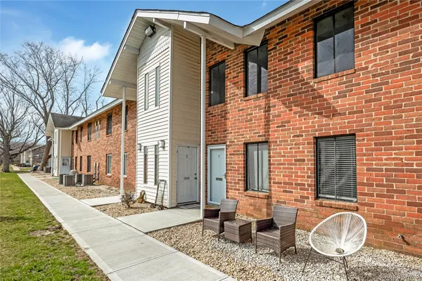 $189,900 | 8 Cheyenne Court, Unit 8, Coram, NY 11727