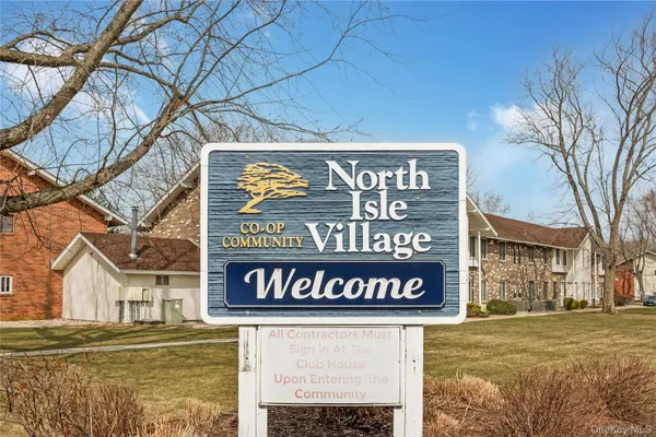 $189,900 | 8 Cheyenne Court, Unit 8, Coram, NY 11727