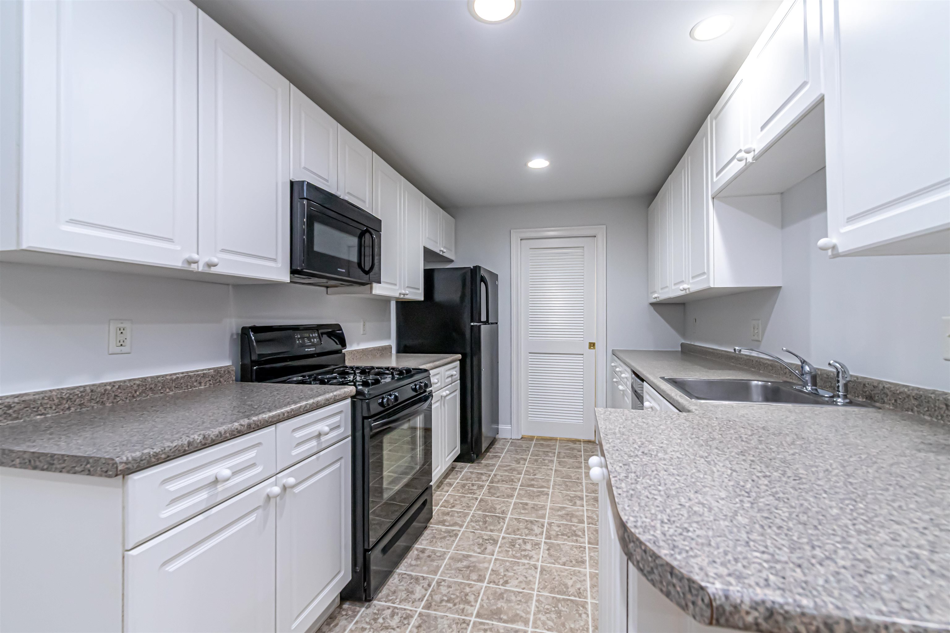 3 Maple Ridge Drive, Unit 114 Merrimack, NH 03054 - Photo 6 of 28