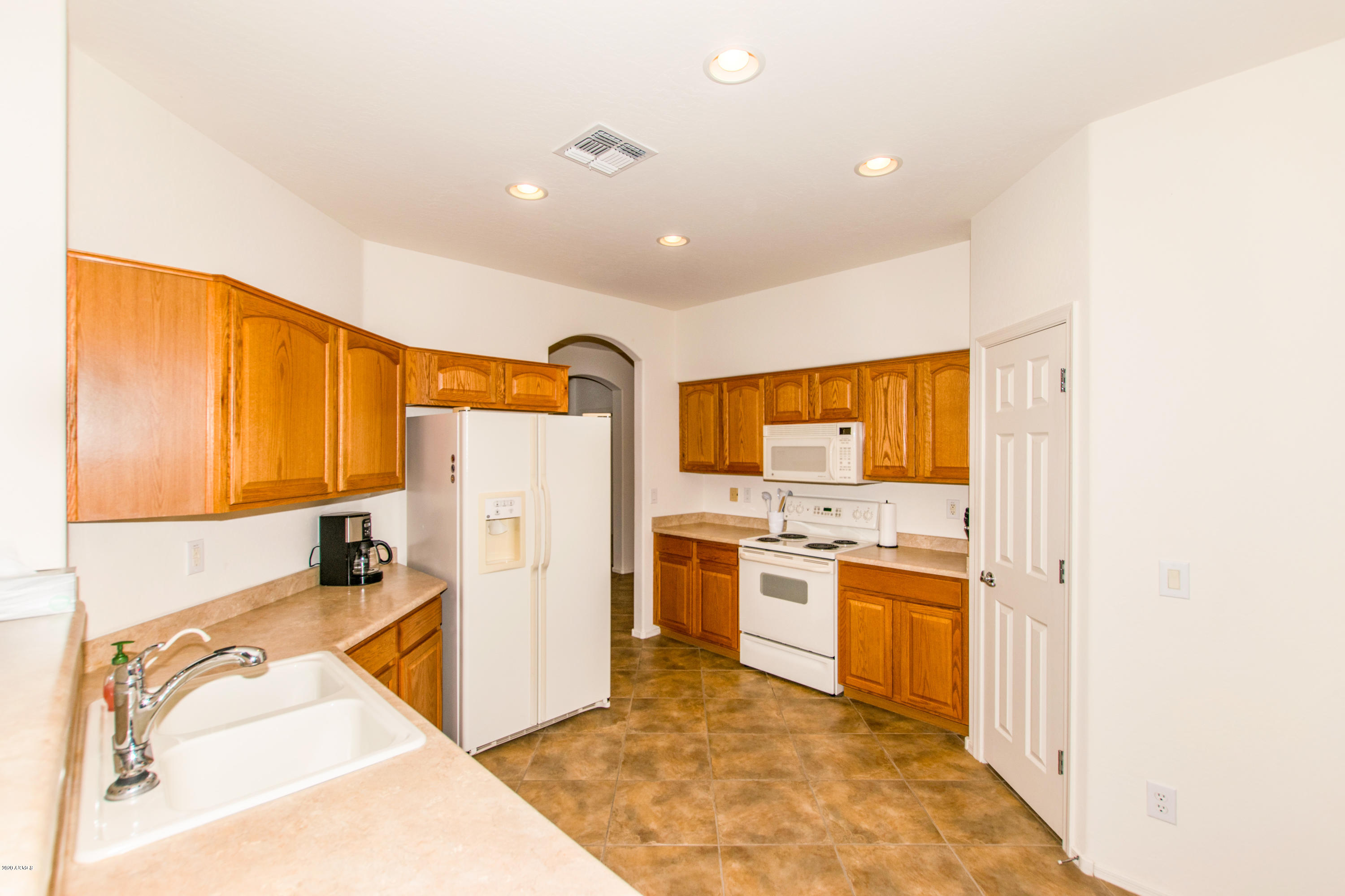 43595 Roth Road Maricopa, AZ 85138 - Photo 5 of 31 05 Kitchen