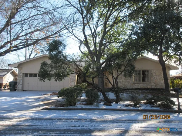 a front view of house with yard
