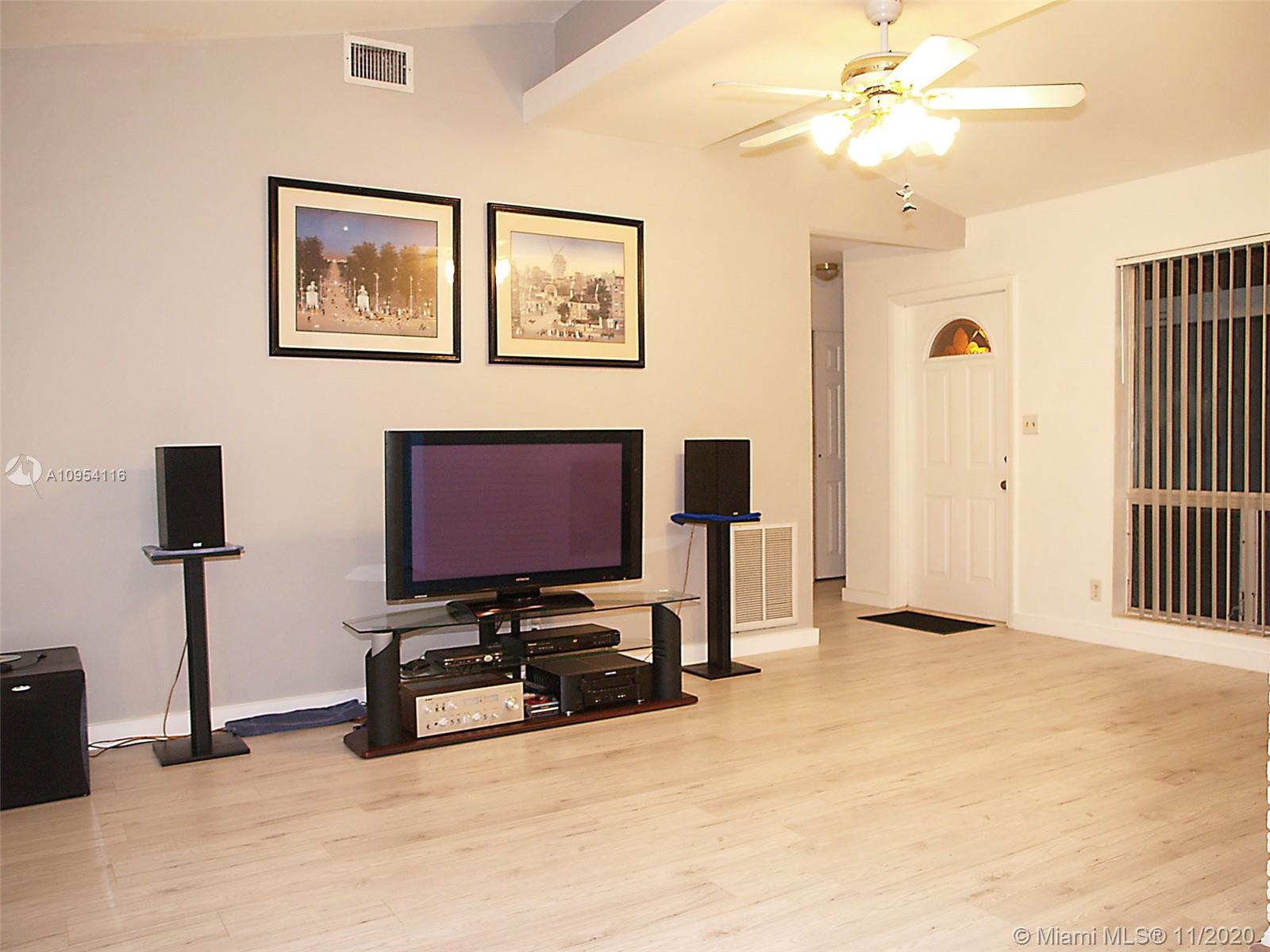 1201 North 30th Road Hollywood, FL 33021 - Photo 4 of 16 Gallery Image 4