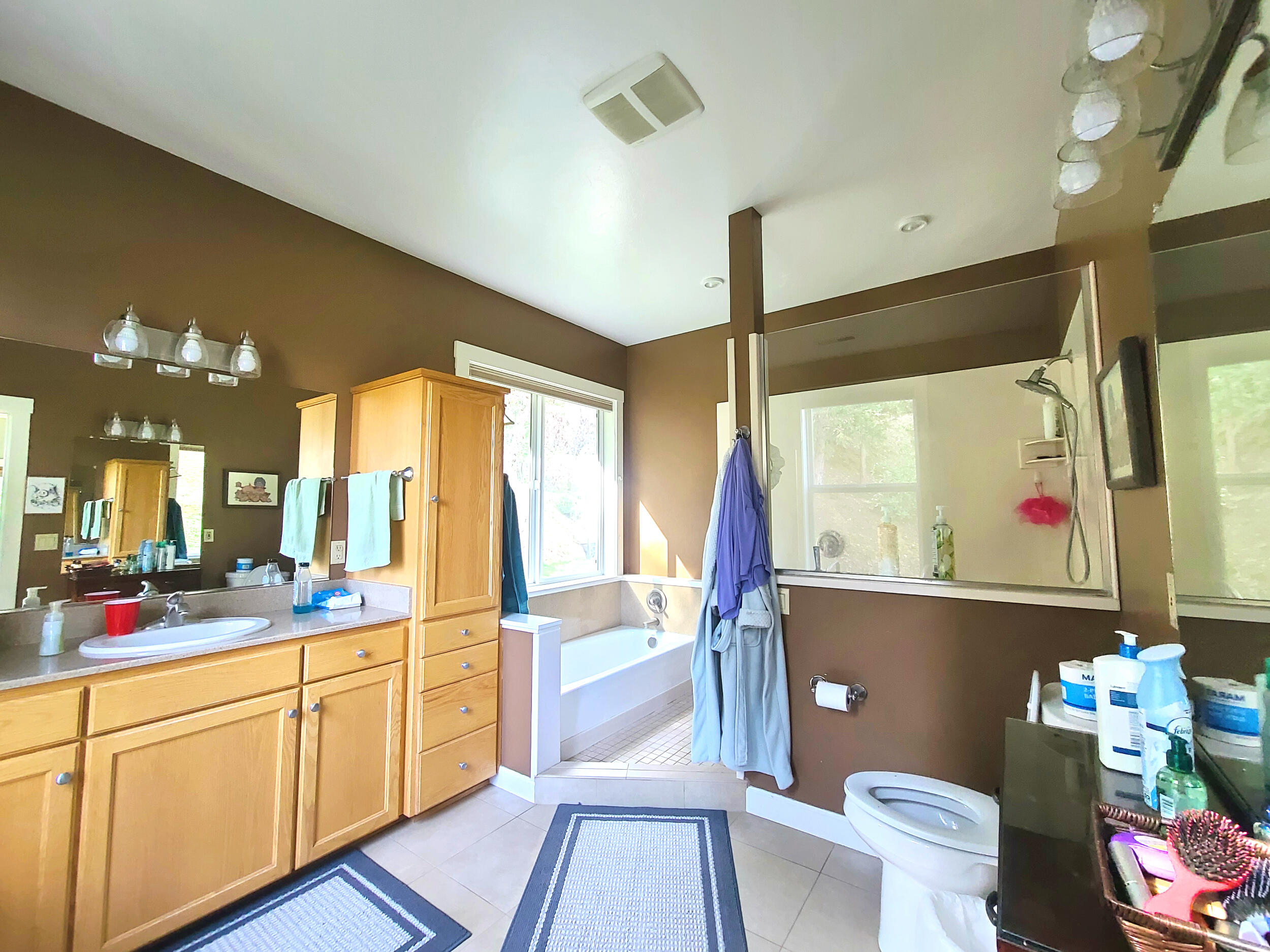 1682 Brown Road Jacksonville, OR 97530 - Photo 13 of 51 Open Master bth