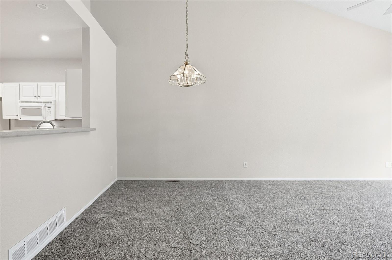 2526 South Tucson Circle Aurora, CO 80014 - Photo 14 of 33 en empty room with window