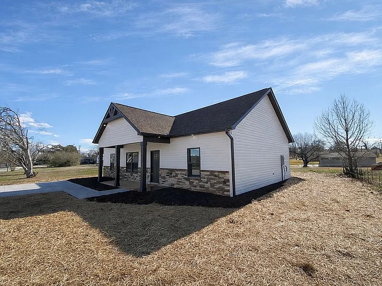 704 Mitchell Drive Seneca, SC 29678 - Photo 2 of 16 Side View