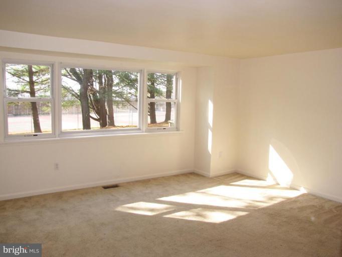 9435 Merryrest Road Columbia, MD 21045 - Photo 2 of 8 Living Room