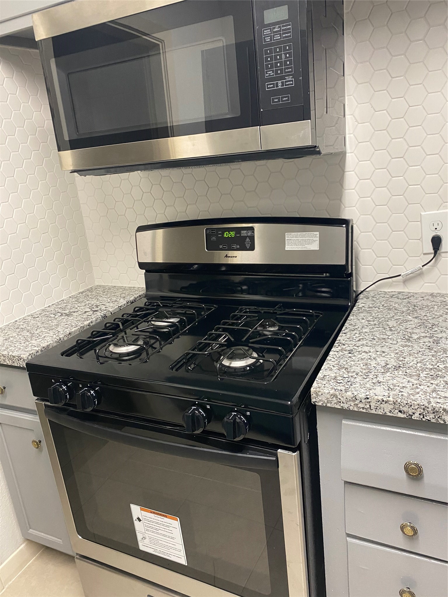 3826 Botany Lane Houston, TX 77047 - Photo 20 of 37 a close view of stove