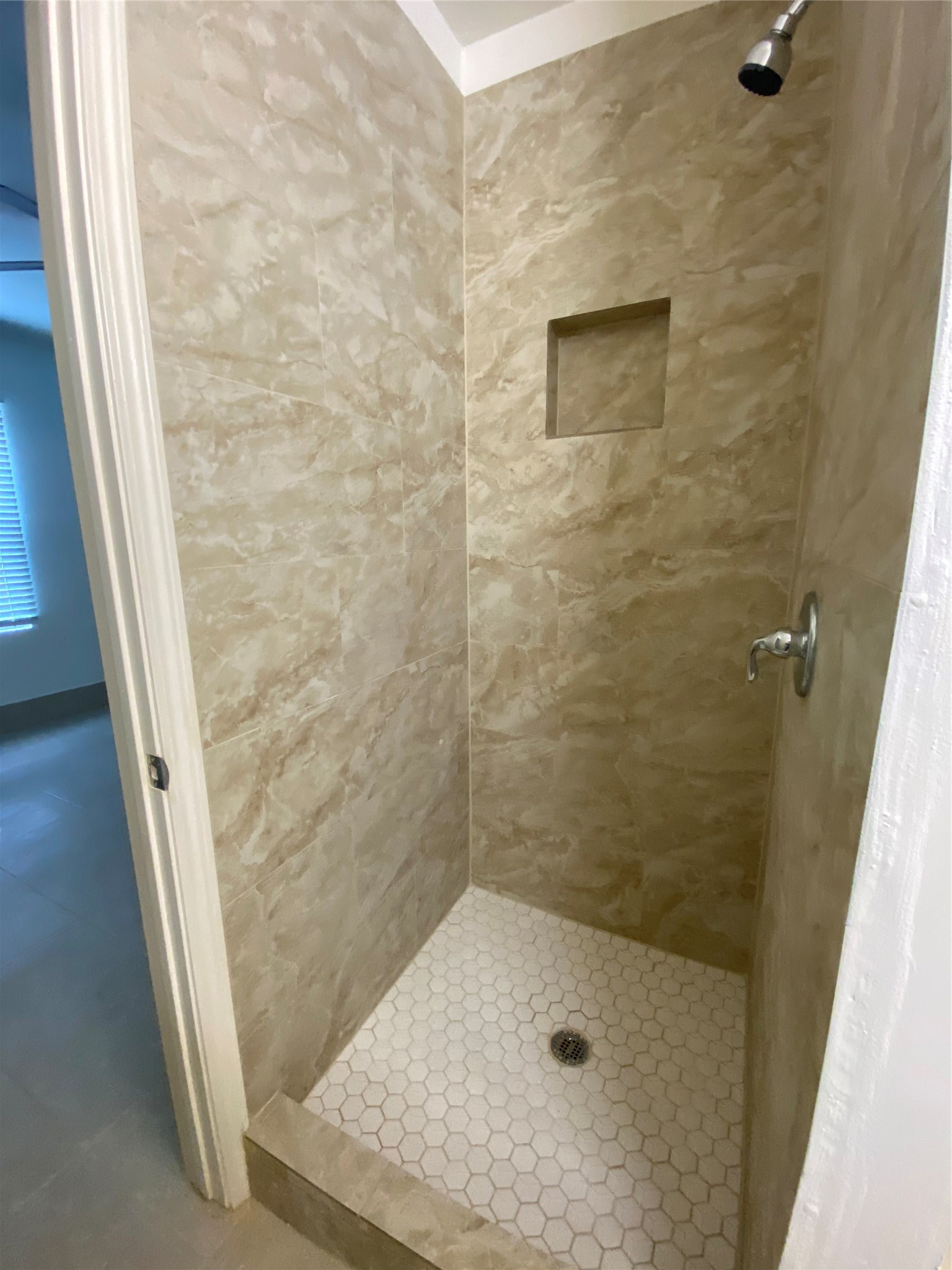 3826 Botany Lane Houston, TX 77047 - Photo 33 of 37 a bathroom with a shower