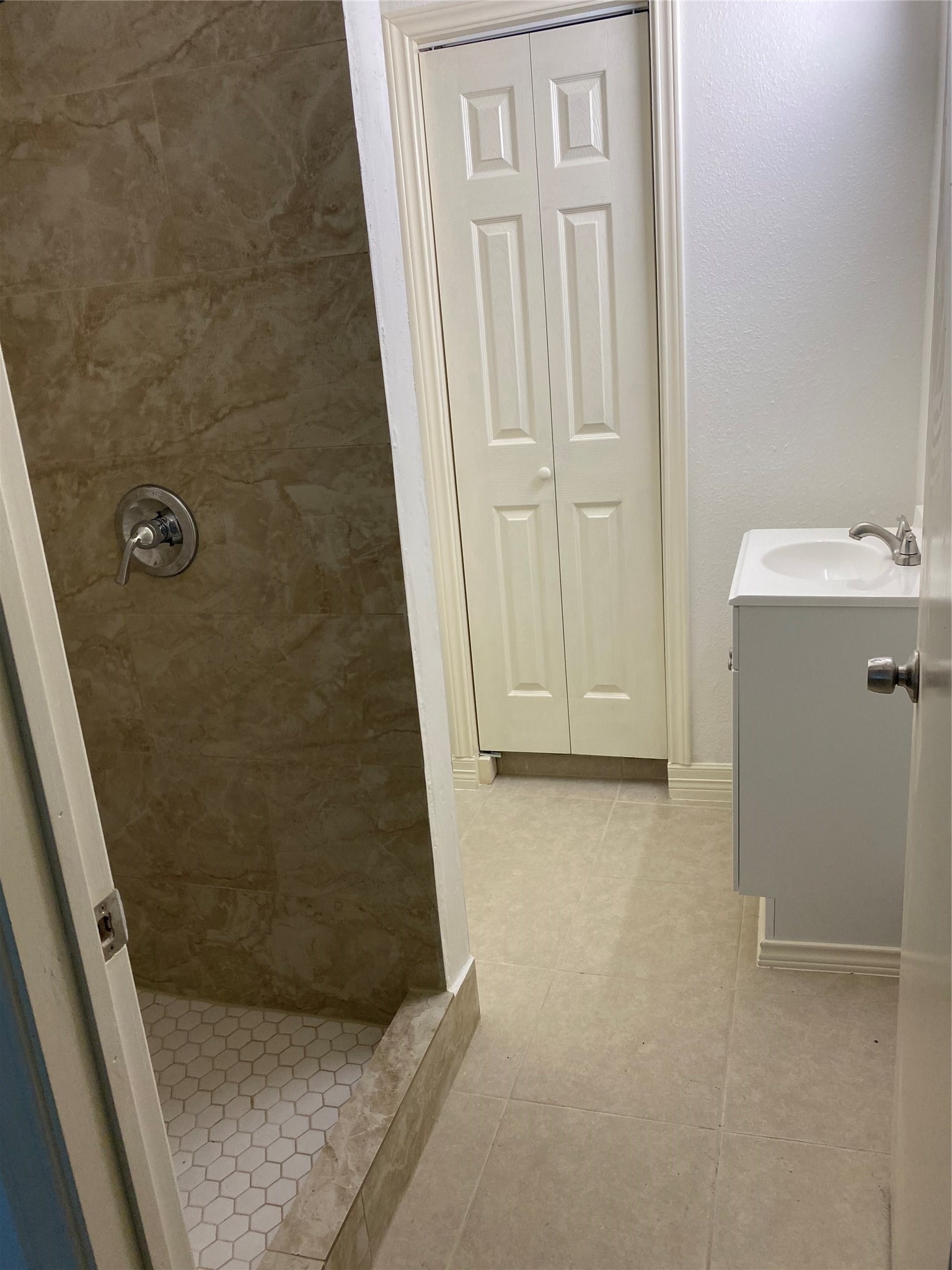 3826 Botany Lane Houston, TX 77047 - Photo 36 of 37 a view of a bathroom