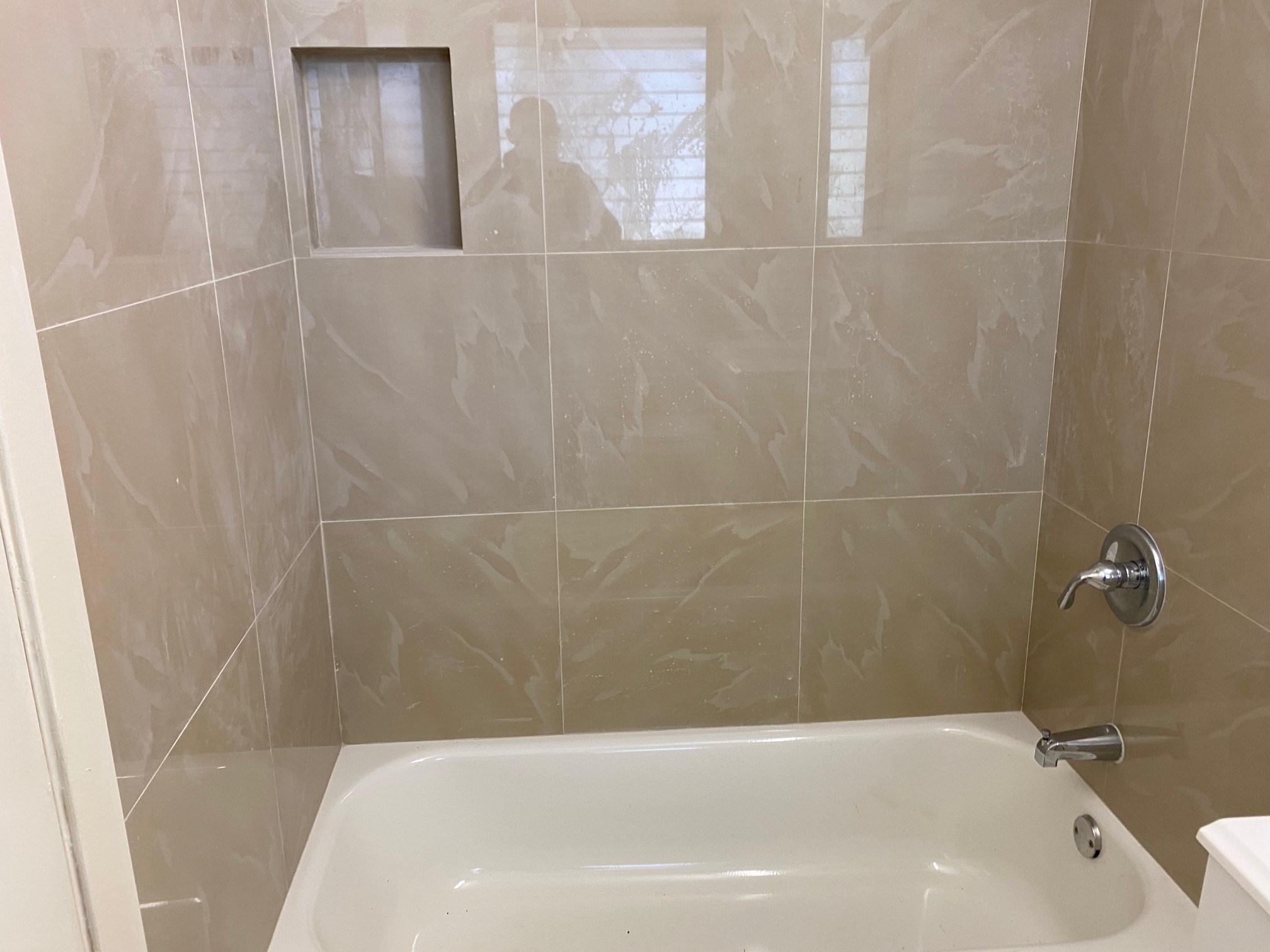 3826 Botany Lane Houston, TX 77047 - Photo 6 of 37 a bathroom with a bathtub