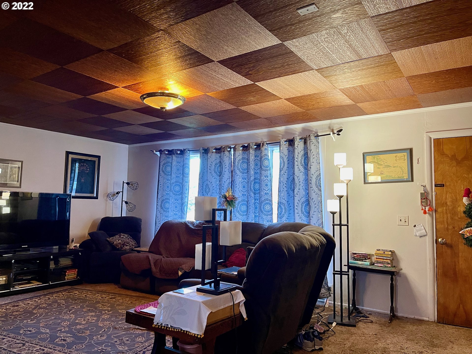 810 54th Street Springfield, OR 97478 - Photo 3 of 25 a living room with furniture a flat screen tv and a window