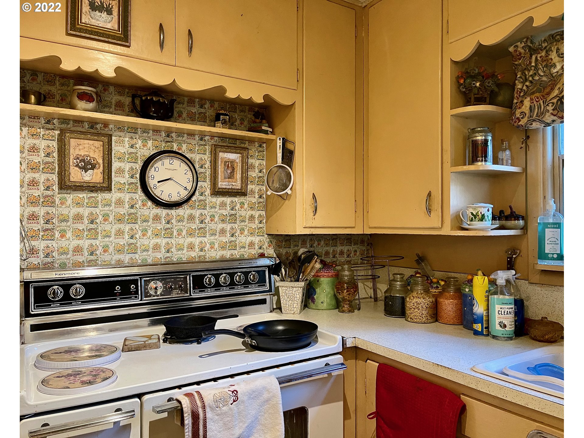 810 54th Street Springfield, OR 97478 - Photo 8 of 25 a kitchen with a stove and cabinets