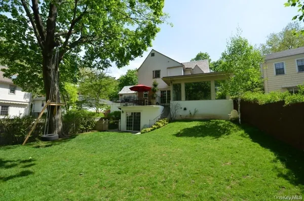 a view of a house with backyard and garden