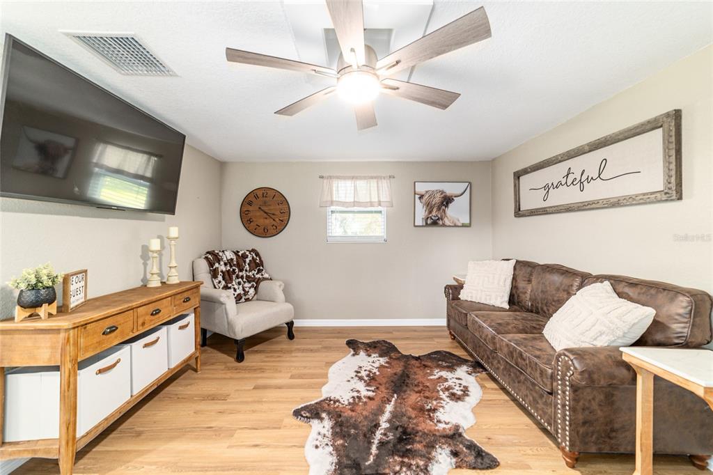 6155 Southeast Stetson Road Belleview, FL 34420 - Photo 45 of 68 a living room with furniture and flat screen tv