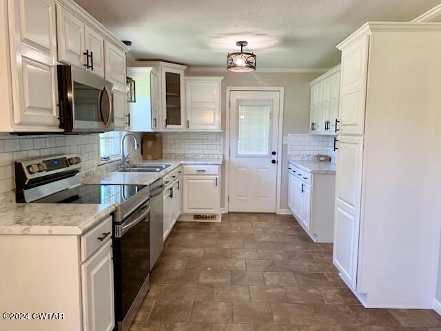 302 Flora Circle Newbern, TN 38059 - Photo 6 of 20 a kitchen with stainless steel appliances a sink stove refrigerator and cabinets