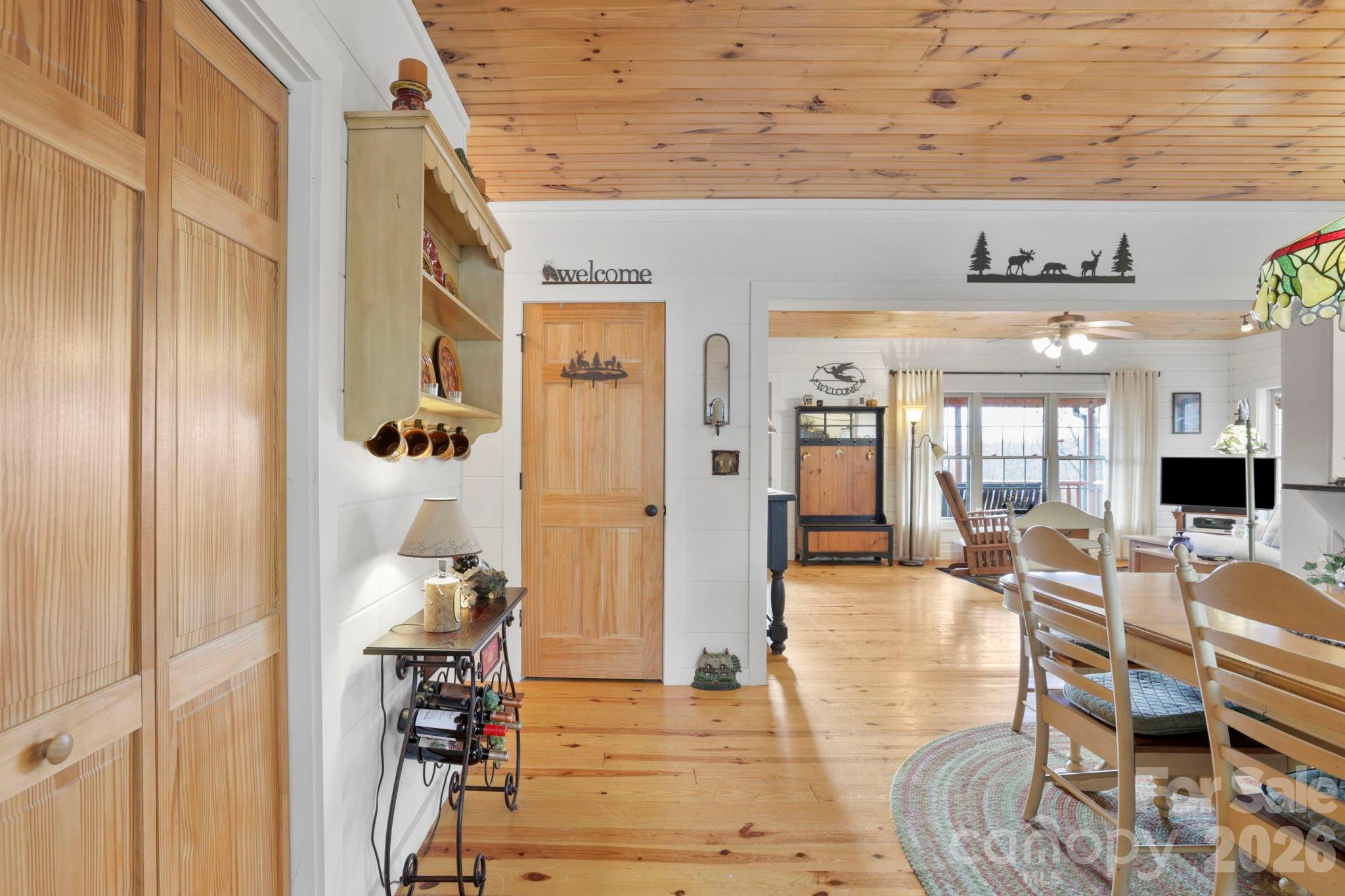 78 Longview Ridge Lake Toxaway, NC 28747 - Photo 11 of 43 a living room with furniture