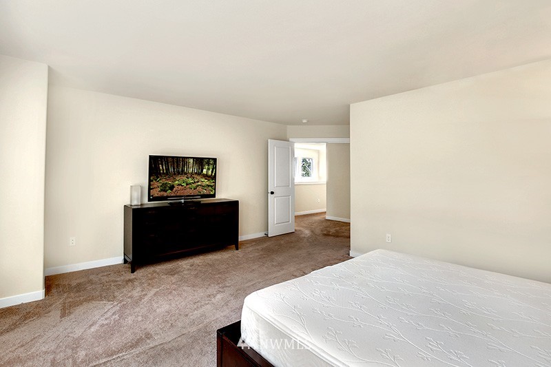 668 Ilwaco Place Northeast Renton, WA 98059 - Photo 14 of 25 Gallery Image 14