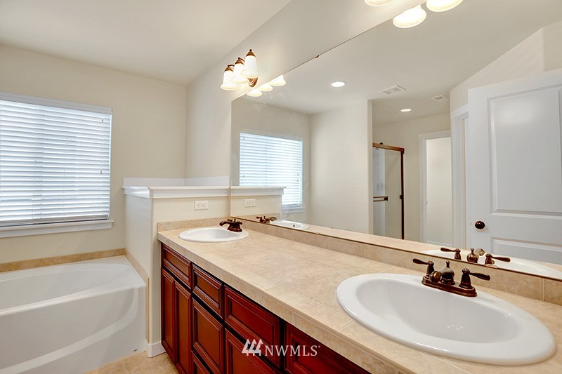 668 Ilwaco Place Northeast Renton, WA 98059 - Photo 15 of 25 Gallery Image 15