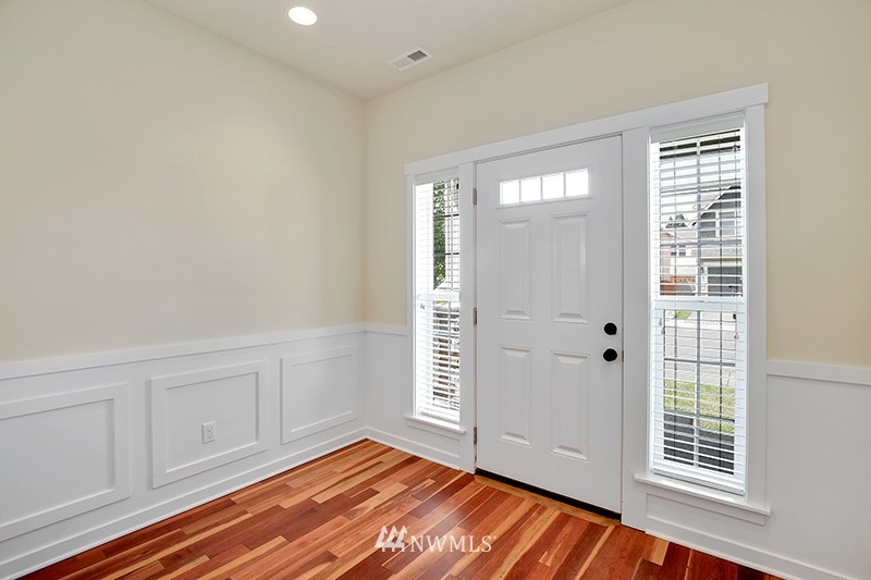 668 Ilwaco Place Northeast Renton, WA 98059 - Photo 3 of 25 Gallery Image 3