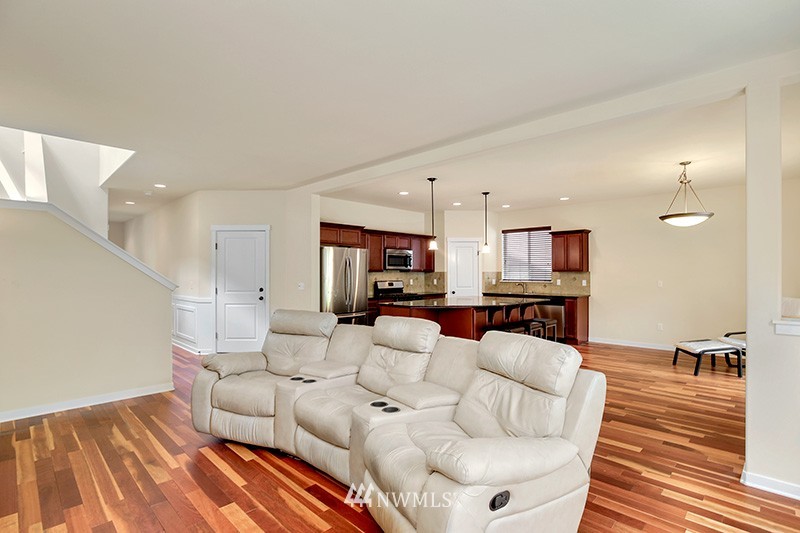 668 Ilwaco Place Northeast Renton, WA 98059 - Photo 4 of 25 Gallery Image 4