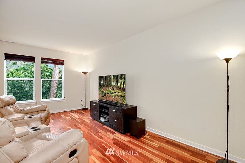 668 Ilwaco Place Northeast Renton, WA 98059 - Photo 5 of 25 Gallery Image 5