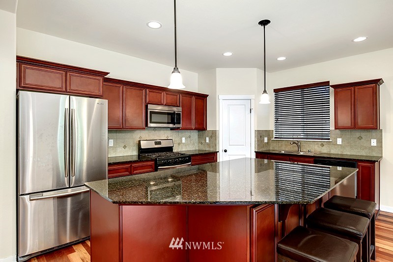 668 Ilwaco Place Northeast Renton, WA 98059 - Photo 8 of 25 Gallery Image 8