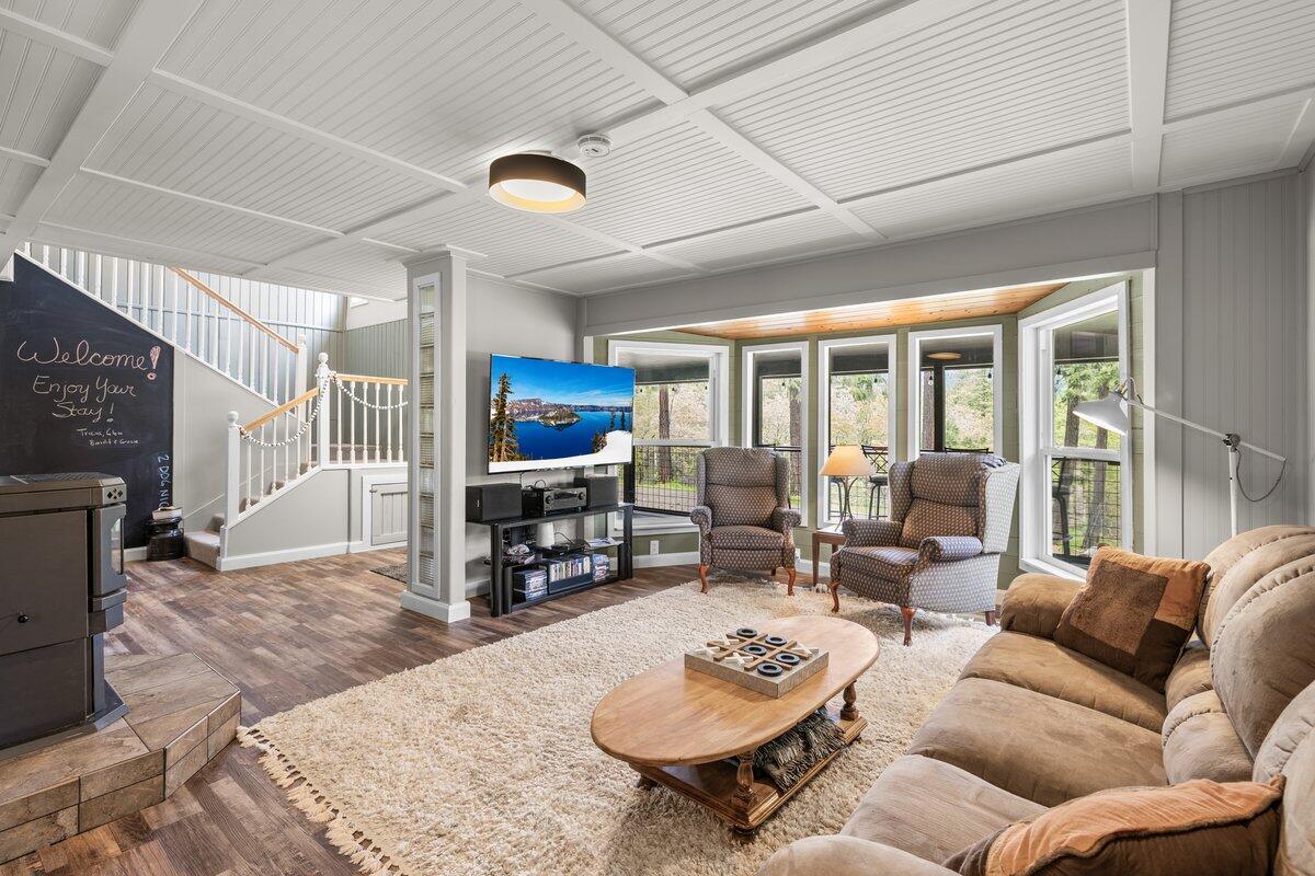 6481 Highway 227 Trail, OR 97541 - Photo 11 of 40 Family room 2