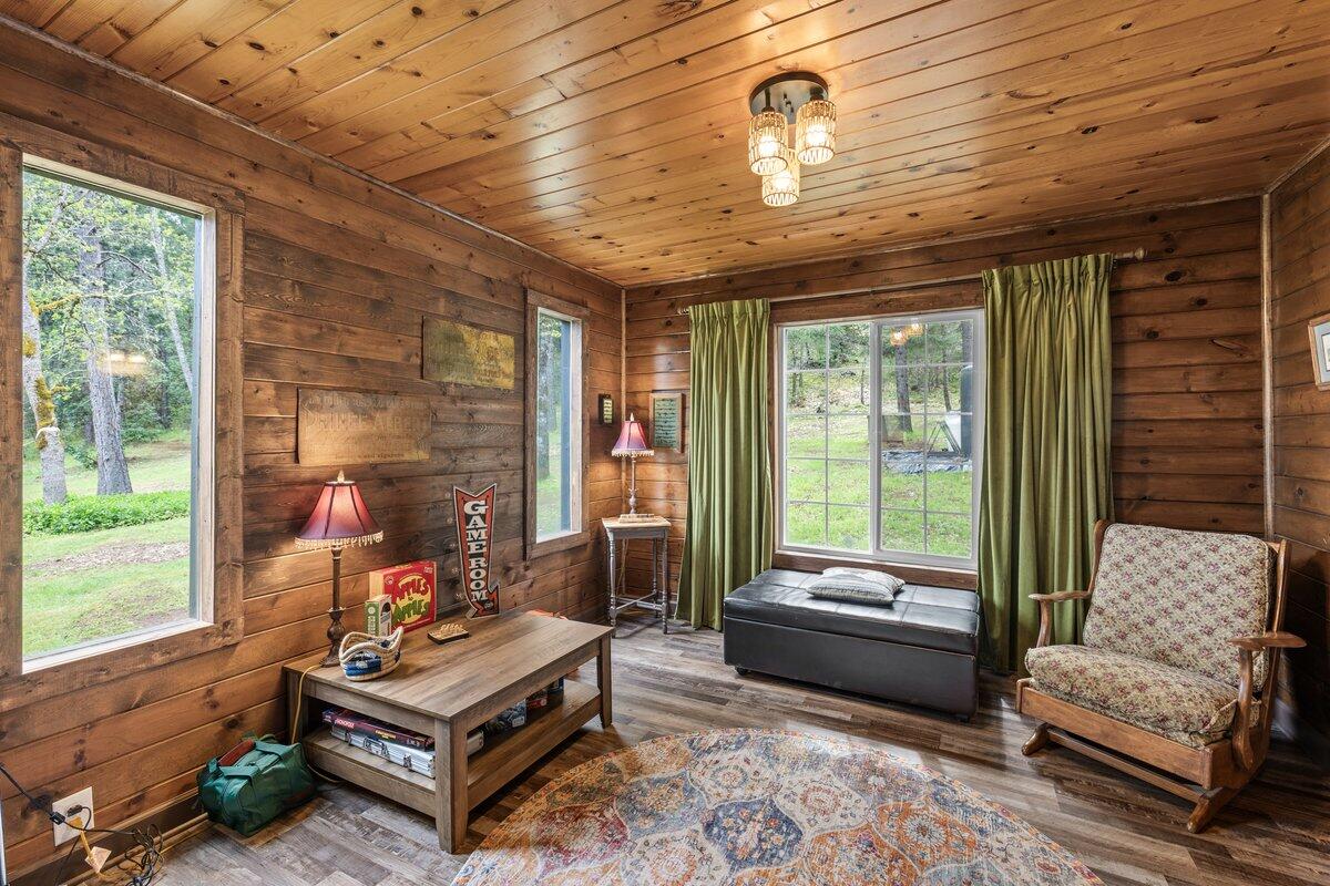 6481 Highway 227 Trail, OR 97541 - Photo 12 of 40 Living room