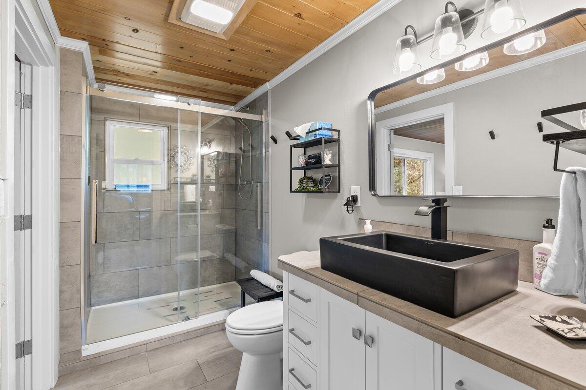 6481 Highway 227 Trail, OR 97541 - Photo 29 of 40 Master bathroom