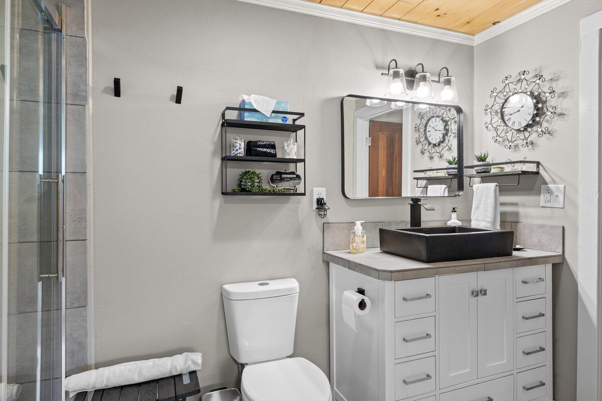 6481 Highway 227 Trail, OR 97541 - Photo 30 of 40 Master bathroom 2