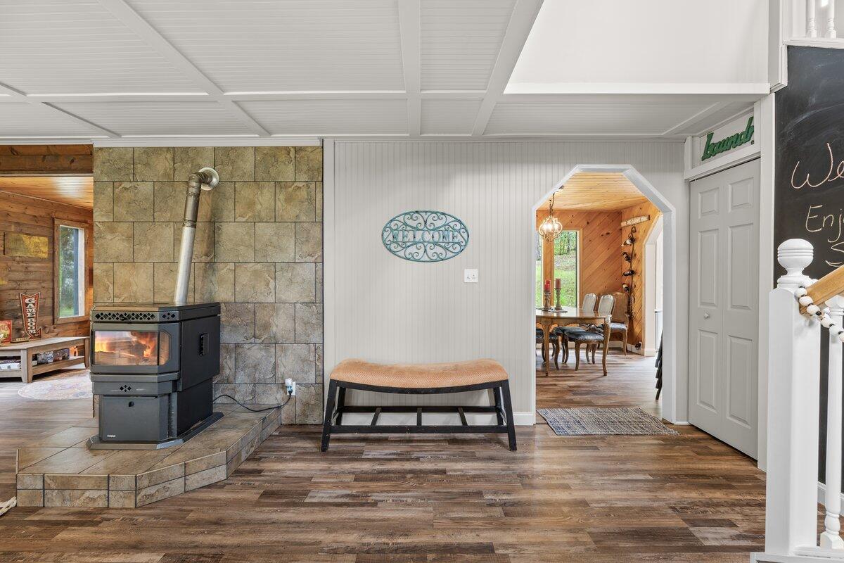 6481 Highway 227 Trail, OR 97541 - Photo 7 of 40 Inside front door looking towards dining