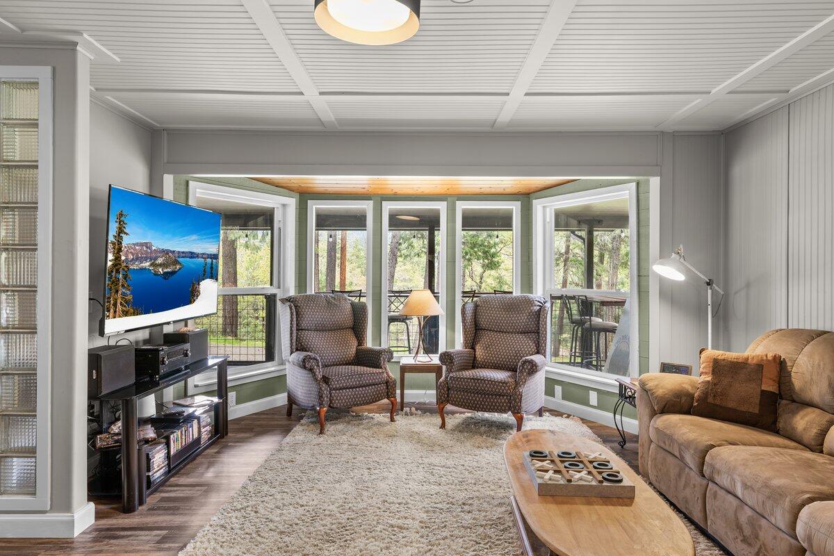 6481 Highway 227 Trail, OR 97541 - Photo 10 of 40 Family room 3