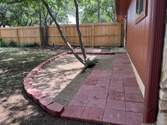 a view of a backyard