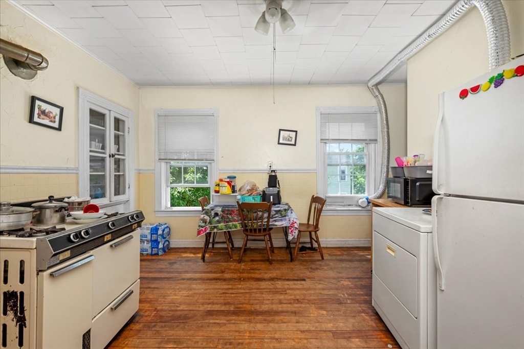 60 Esther Street Worcester, MA 01607 - Photo 4 of 38