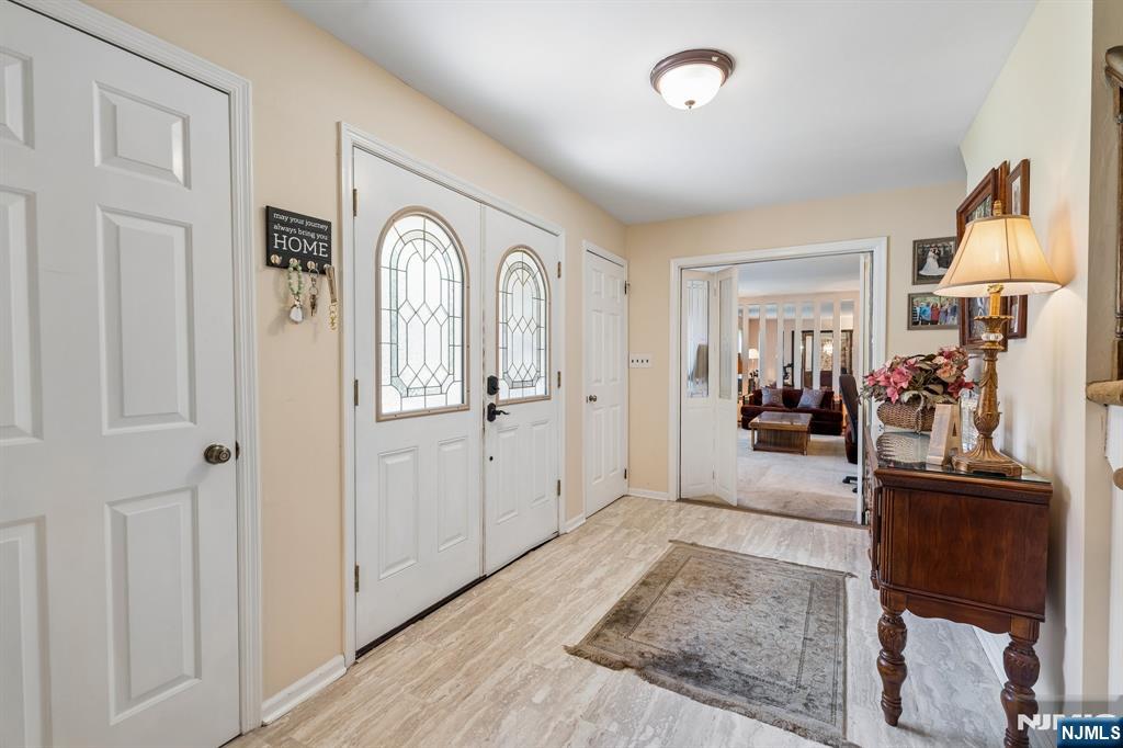 39 Robin Hood Way Wayne, NJ 07470 - Photo 3 of 36