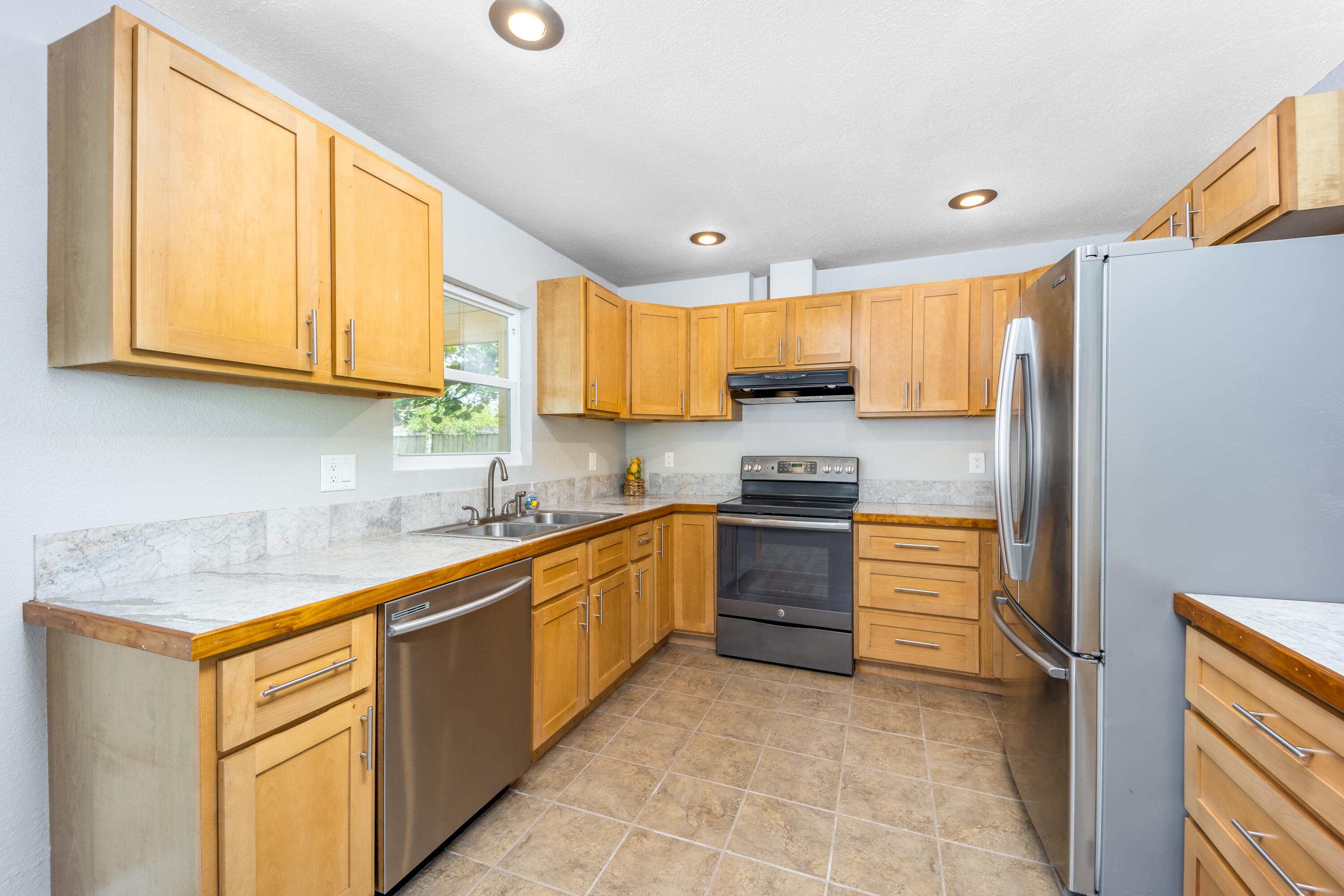 5895 Southeast Pine Drive Stuart, FL 34997 - Photo 5 of 24 5895 SE Pine Drive-8