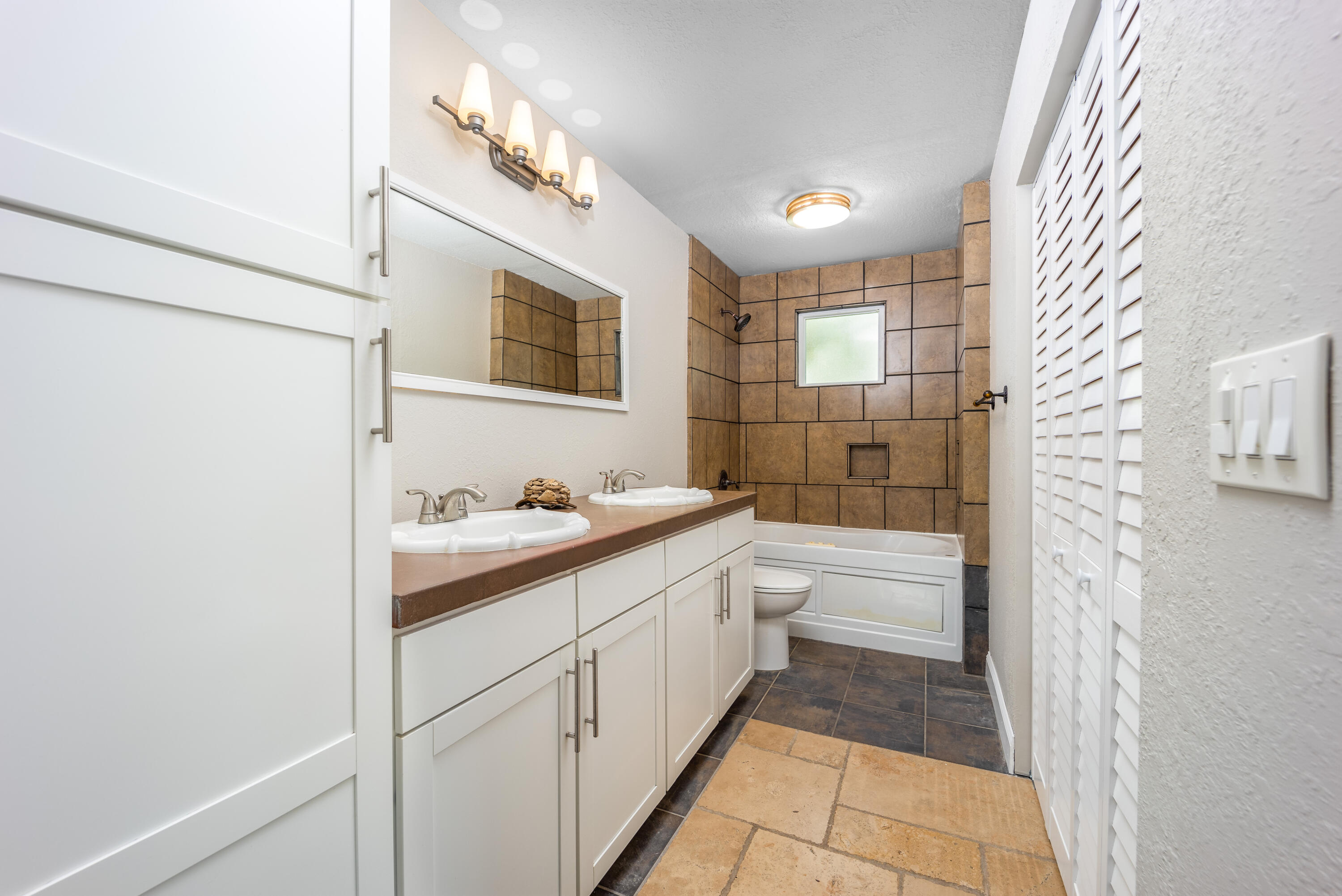 5895 Southeast Pine Drive Stuart, FL 34997 - Photo 7 of 24 5895 SE Pine Drive-12