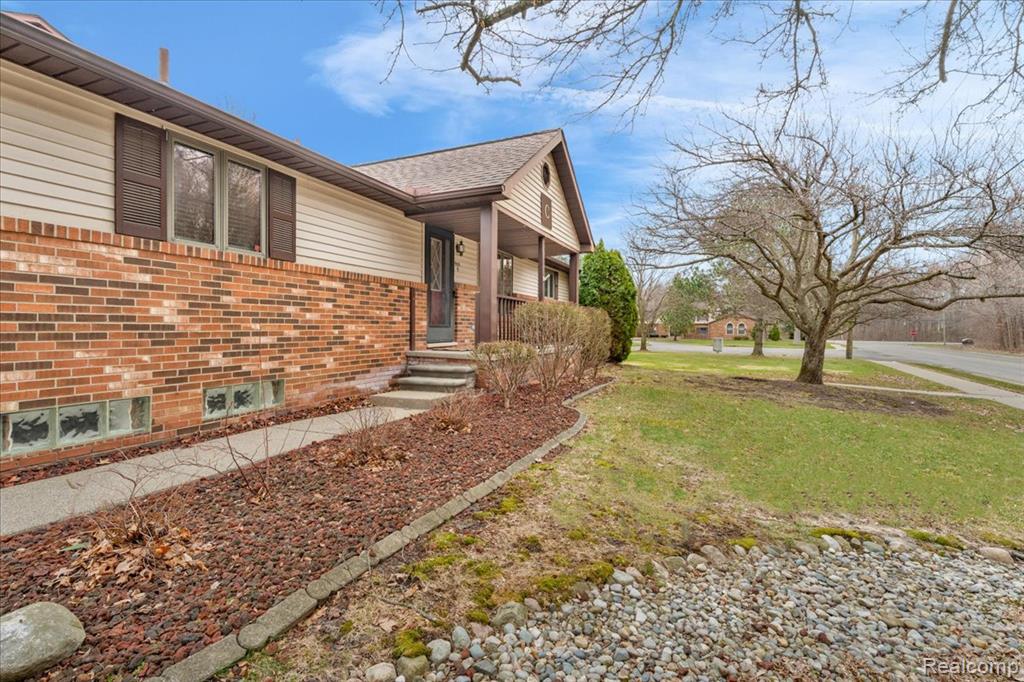 955 Woodlane Drive, Unit 9 Rochester Hills, MI 48307 - Photo 2 of 41