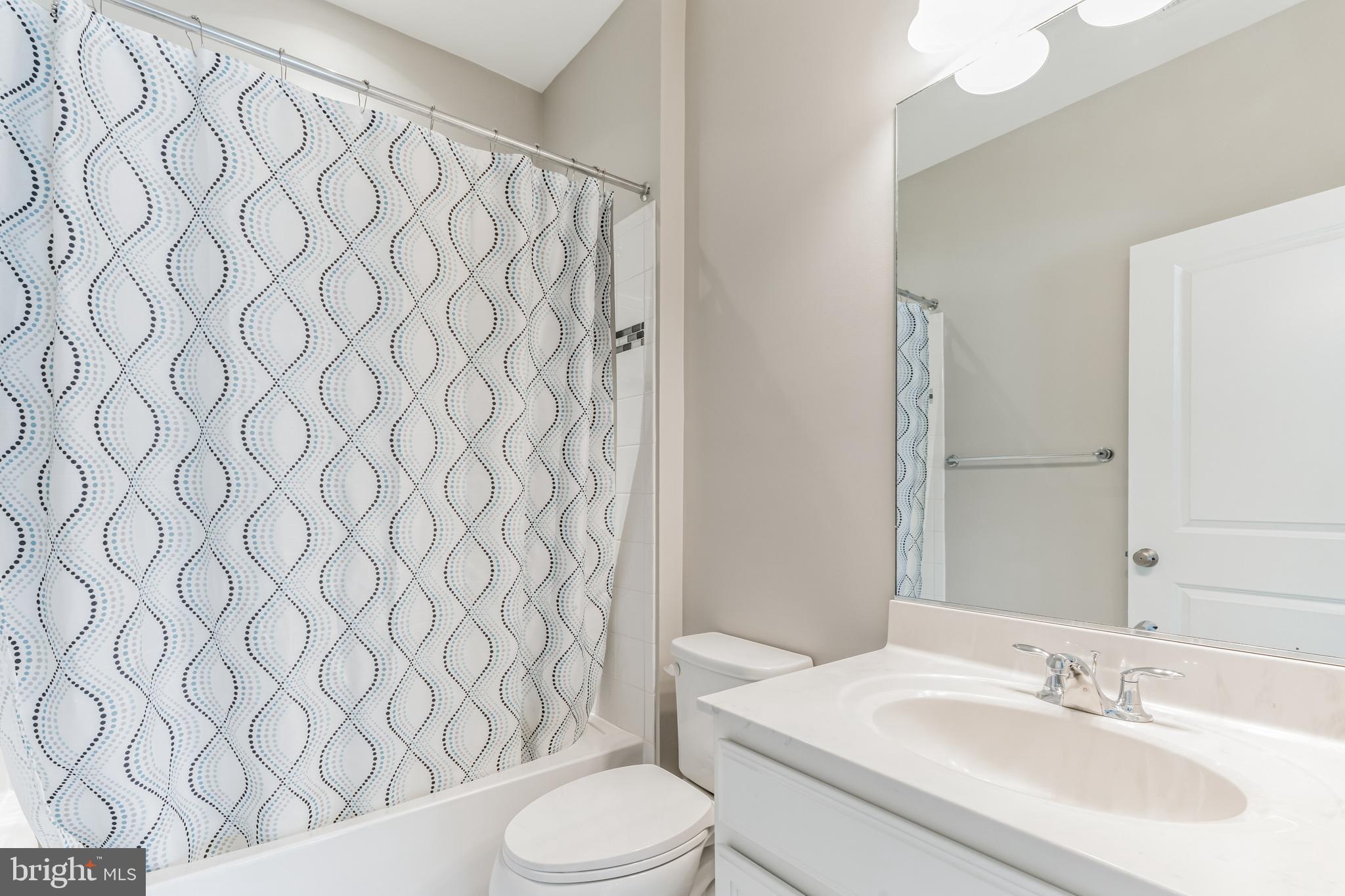 23488 Logans Ridge Terrace Ashburn, VA 20148 - Photo 37 of 58 Hallway full bathroom