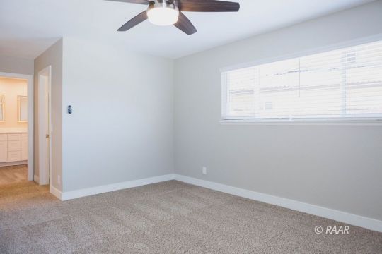 513 Suzanne Street Ridgecrest, CA 93555 - Photo 18 of 34 an empty room with a window
