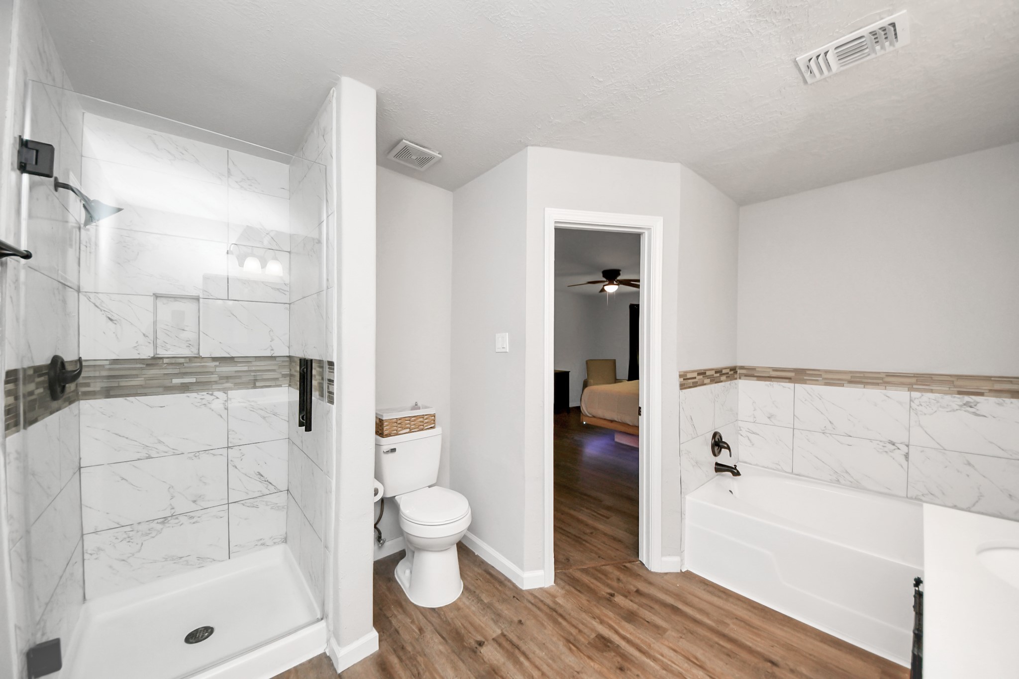 16118 Bunker Ridge Road Houston, TX 77053 - Photo 30 of 41 Primary Bath
