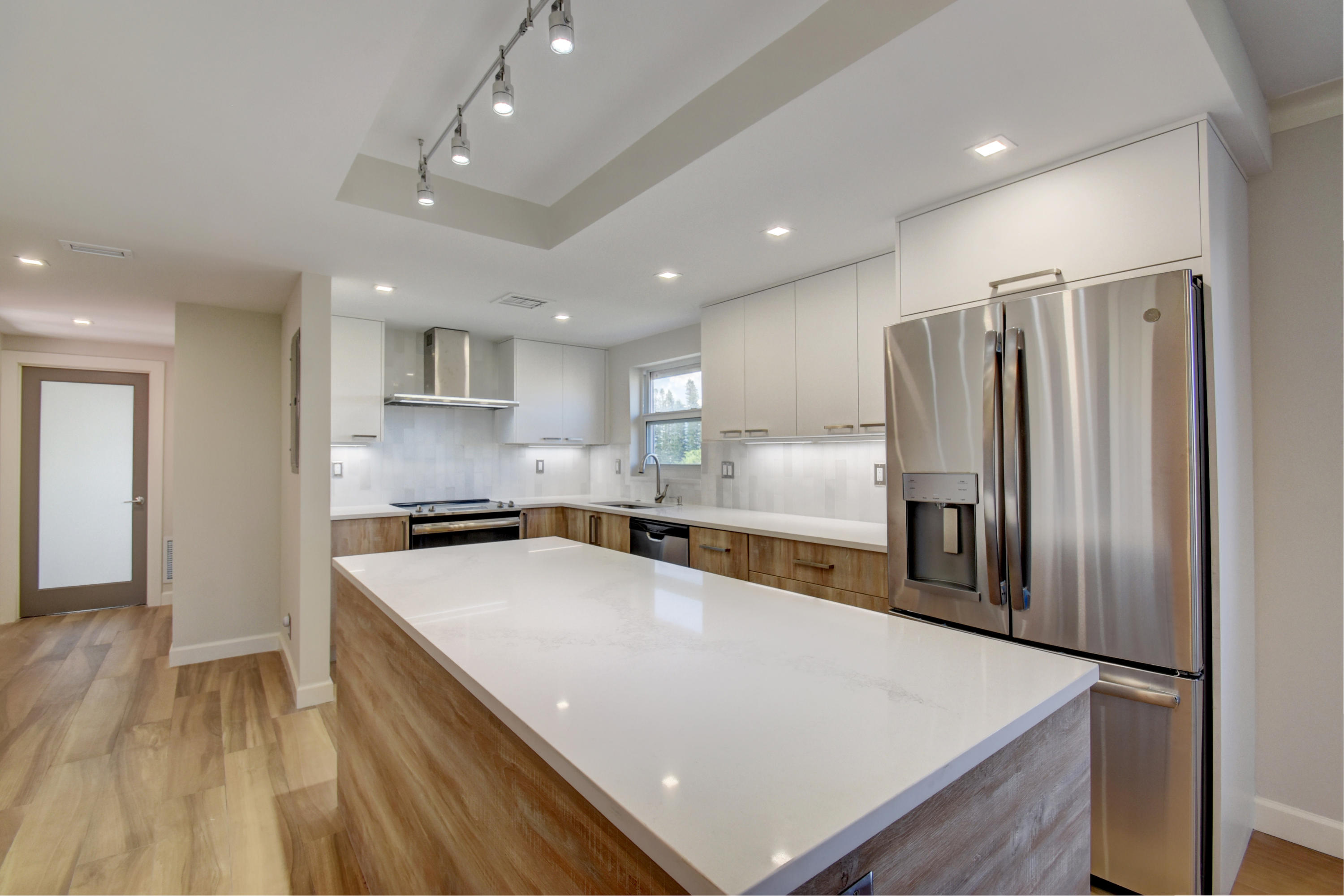 1001 East Camino Real, Unit 407 Boca Raton, FL 33432 - Photo 5 of 49 Absolutely Stunning Kitchen!