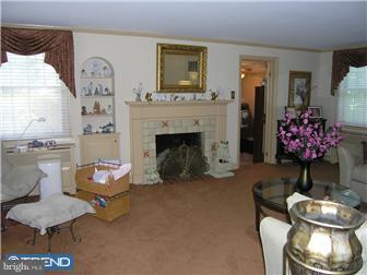 324 Orchard Road Springfield, PA 19064 - Photo 2 of 12 Living Room