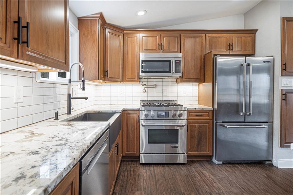 247 West Ingomar Road Pittsburgh, PA 15237 - Photo 8 of 36 a kitchen with granite countertop a sink stove and refrigerator